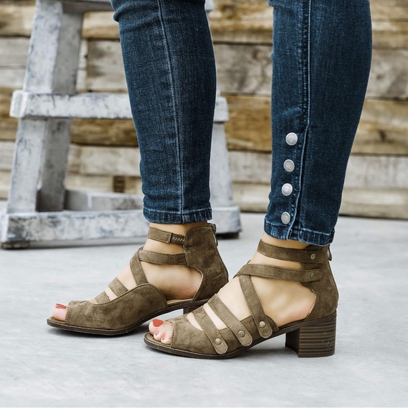 Journee Arbor Gray Faux Suede Heeled Strappy Sandals Sz 5.5 BNWOB - Picture 4 of 6